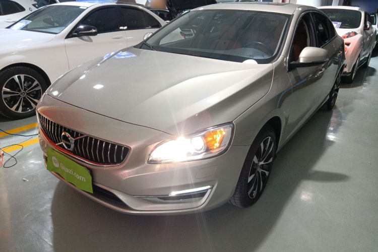 沃尔沃S60 2019款 S60L T3 智进版车身外观1