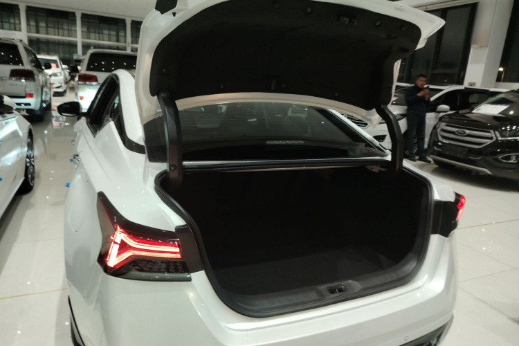 日产 天籁 2022款 2.0L XL-Upr 优享版机舱底盘23