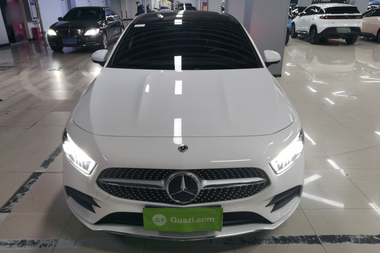 奔驰A级 2022款 改款三 A 200 L 运动轿车时尚型车身外观2