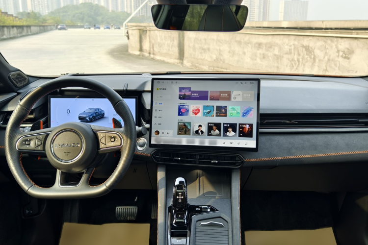 领克03 2025款 2.0TD DCT冠军版Pro中控内饰7001