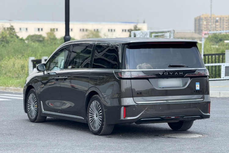 岚图汽车 岚图梦想家 2025款 PHEV 四驱尊贵鲲鹏版车身外观6005