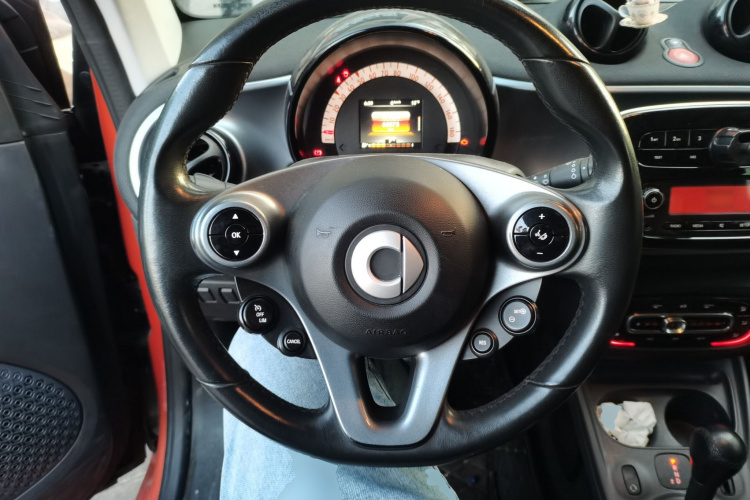 smart fortwo 2015款 1.0L 52千瓦硬顶激情版中控内饰13