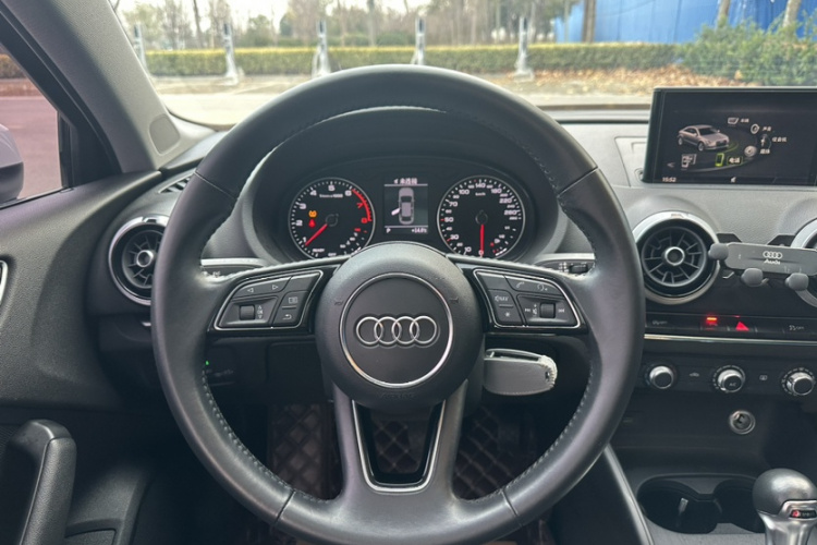 奥迪A3 2018款 30周年年型 Limousine 35 TFSI 时尚型局部细节13