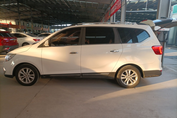 宝骏730 2016款 1.8L iAMT豪华型 7座车身外观4