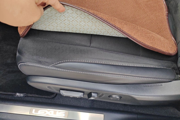 雷克萨斯RX 2016款 300 两驱精英版 国V局部细节9008