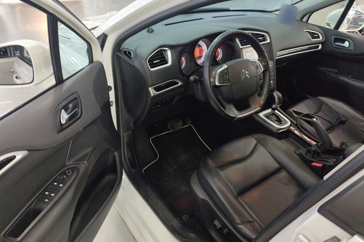 雪铁龙C4L 2015款 1.2T 自动豪华版中控内饰7003