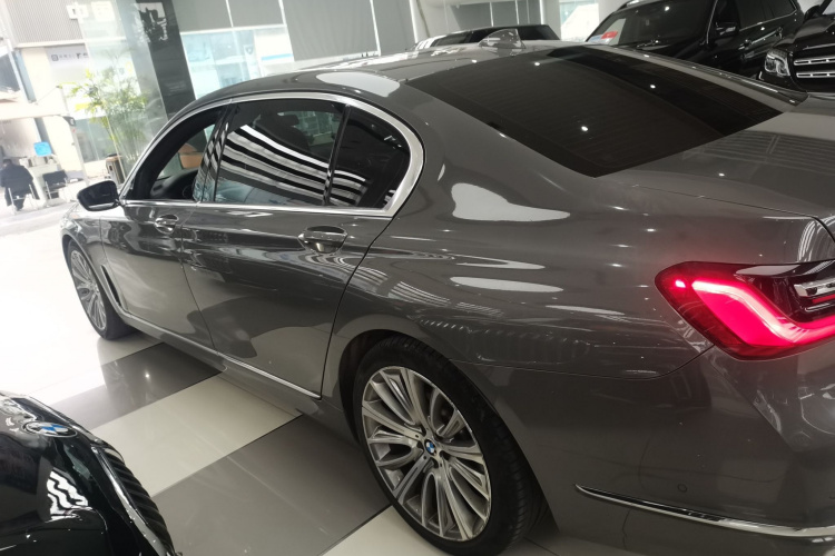 宝马7系 2019款 740Li 领先型 豪华套装车身外观4