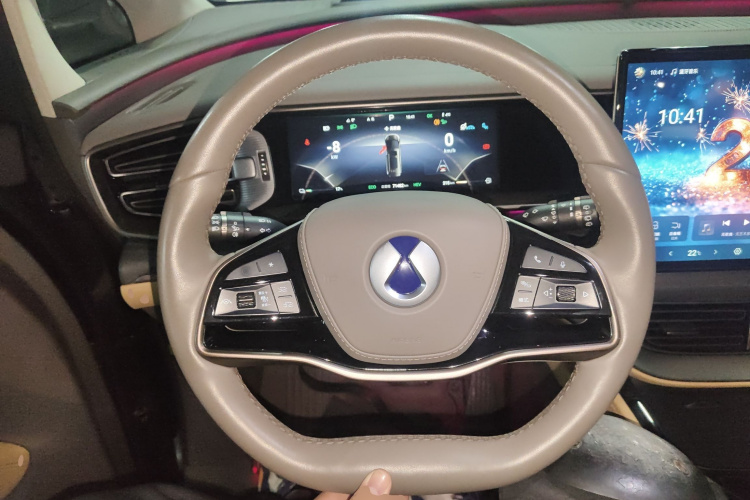 腾势D9 2022款 DM-i 970 四驱旗舰型中控内饰13