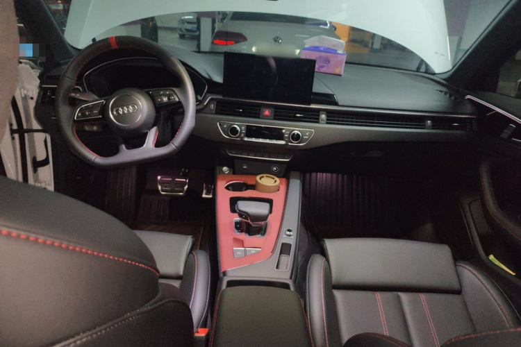 奥迪A4L 2025款 200万辆悦享版 40 TFSI 豪华动感型中控内饰12