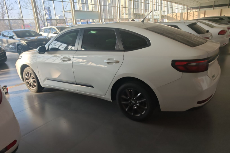 宝骏RC-5 2020款 1.5L 手动智耀精英型车身外观4