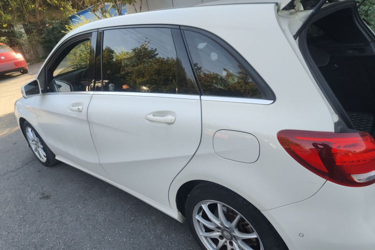 奔驰B级 2015款 B 200 动感型车身外观4