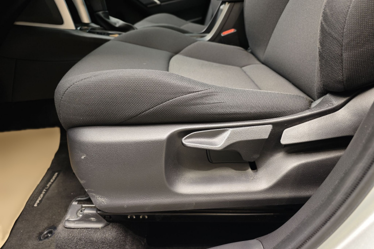 丰田 锋兰达 2023款 2.0L 智能电混双擎 领先版中控内饰7003