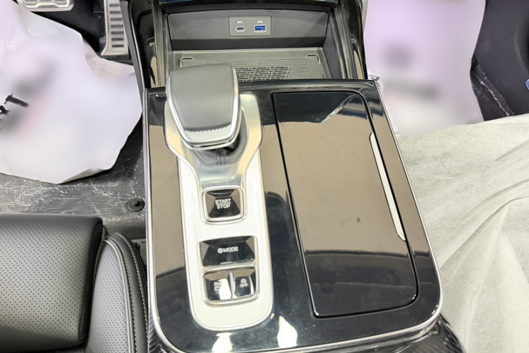 红旗H9 2025款 2.0T 两驱旗享豪华商务版 5座中控内饰7004