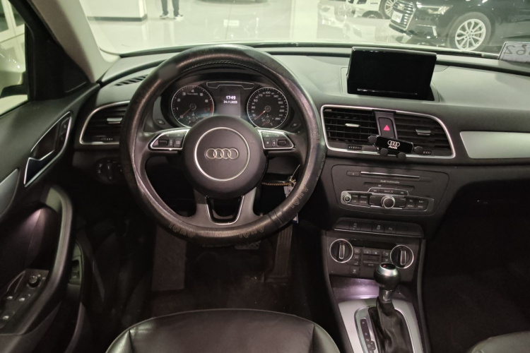 奥迪Q3 2018款 30周年年型 30 TFSI 时尚型中控内饰13