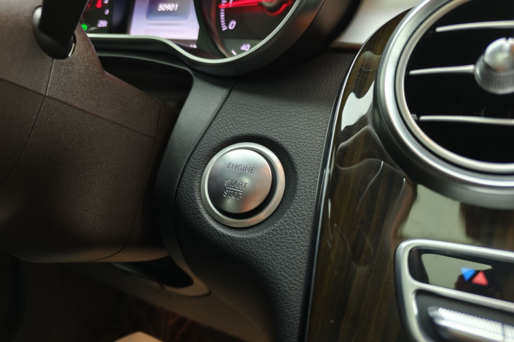 奔驰GLC 2018款 改款 GLC 260 4MATIC 动感型局部细节9004