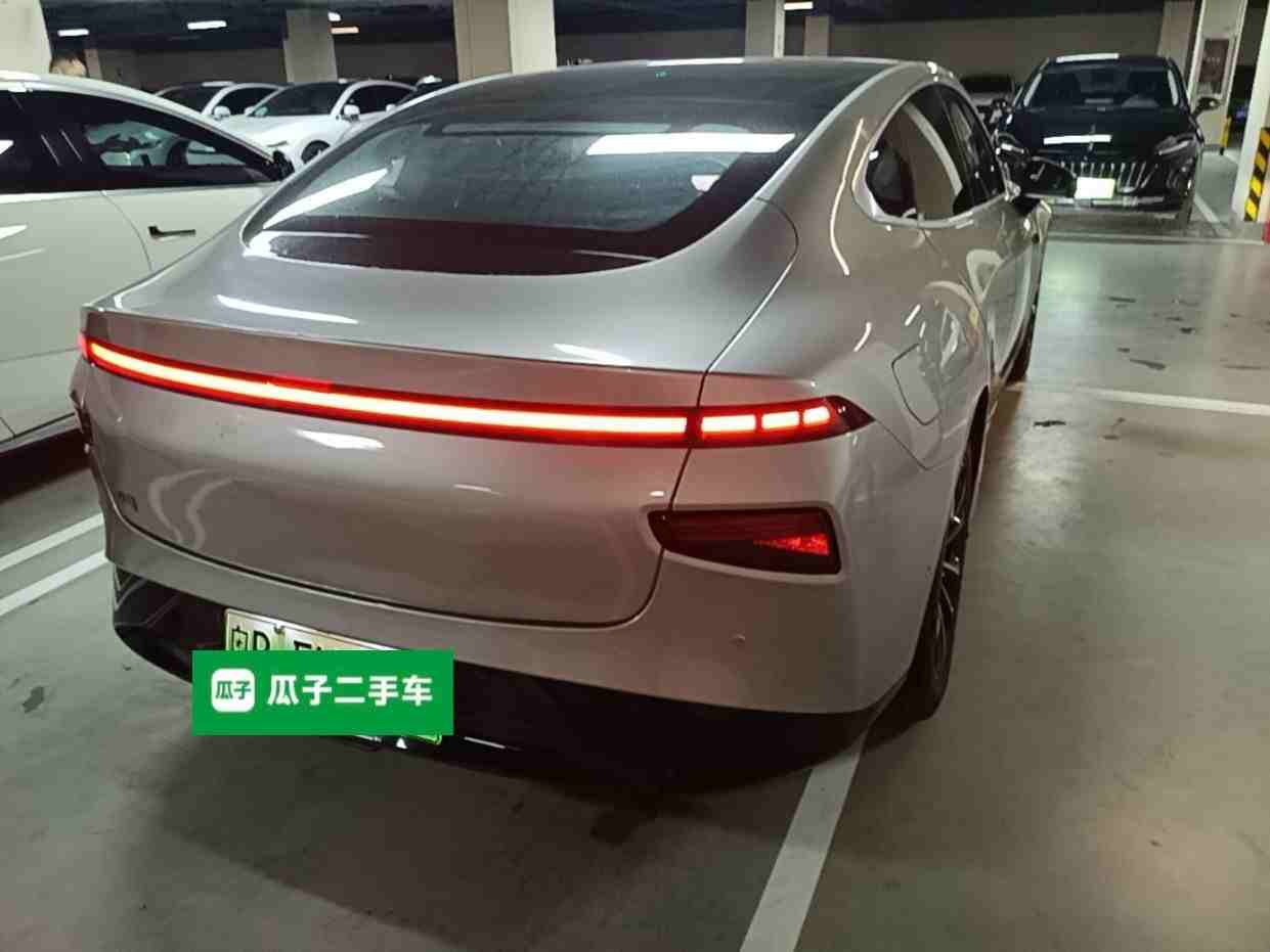 车辆右后45度视角外观