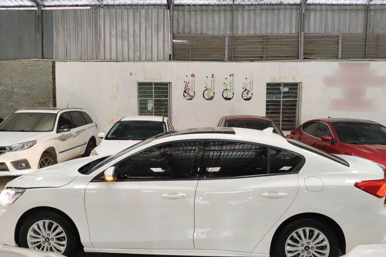 福特 福克斯 2020款 三厢 EcoBoost 180 自动锋潮型车身外观4