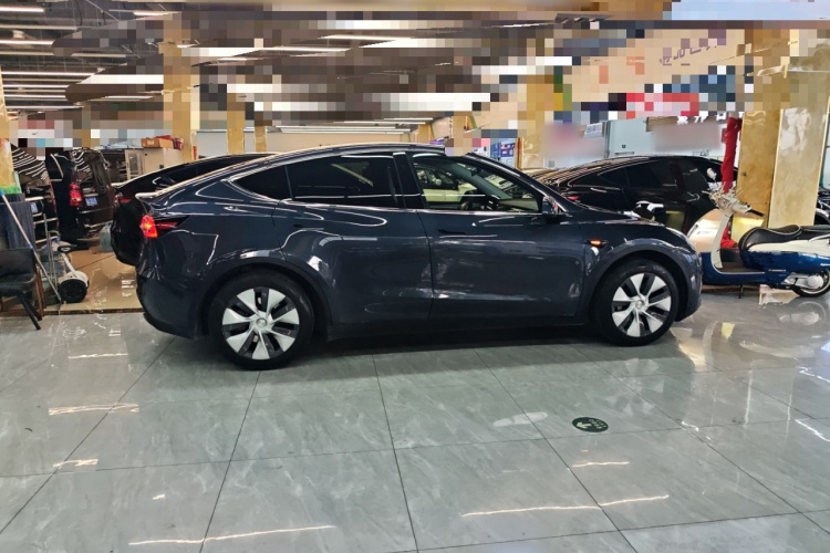 特斯拉 Model Y 2024款 后轮驱动版车身外观4