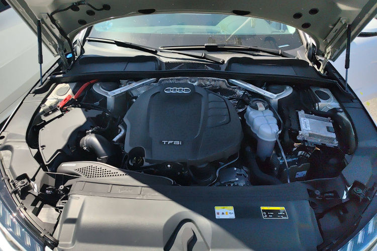 奥迪A4L 2020款 40 TFSI 豪华动感型机舱底盘24