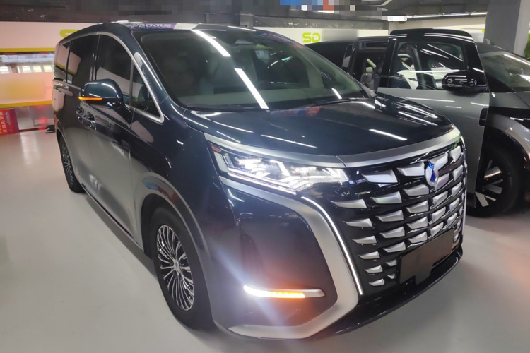 腾势D9 2022款 DM-i 970 四驱旗舰型车身外观3