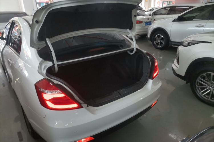 吉利汽车 帝豪 2017款 三厢百万款 1.5L CVT向上版机舱底盘23