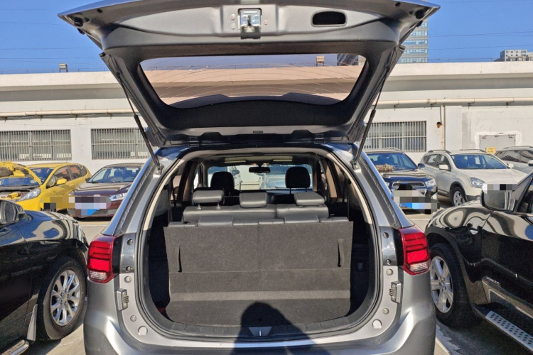 三菱 欧蓝德 2019款 2.0L 两驱畅享版 7座 国VI机舱底盘23