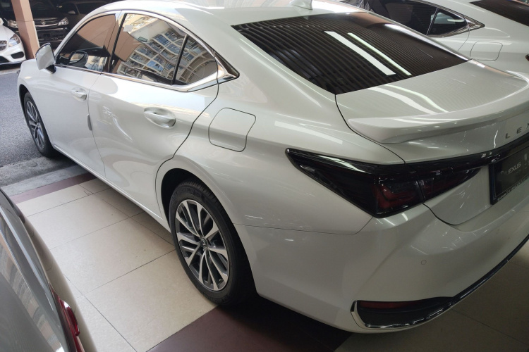 雷克萨斯ES 2025款 300h 臻享版车身外观4