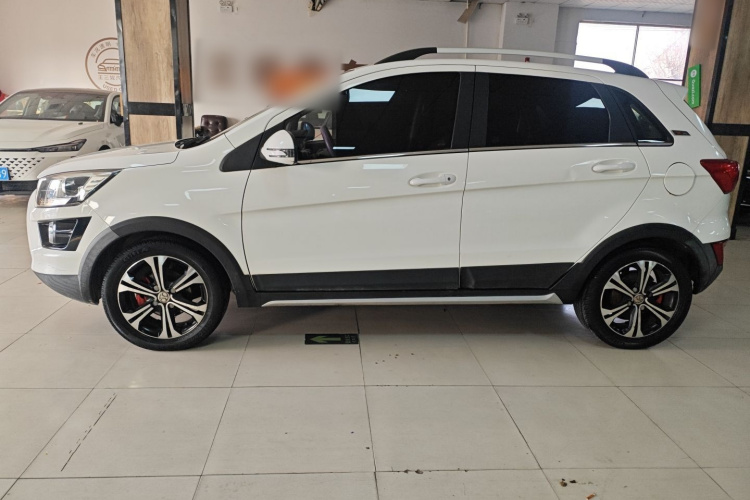 北京汽车 绅宝X25 2015款 1.5L 手动精英型车身外观4