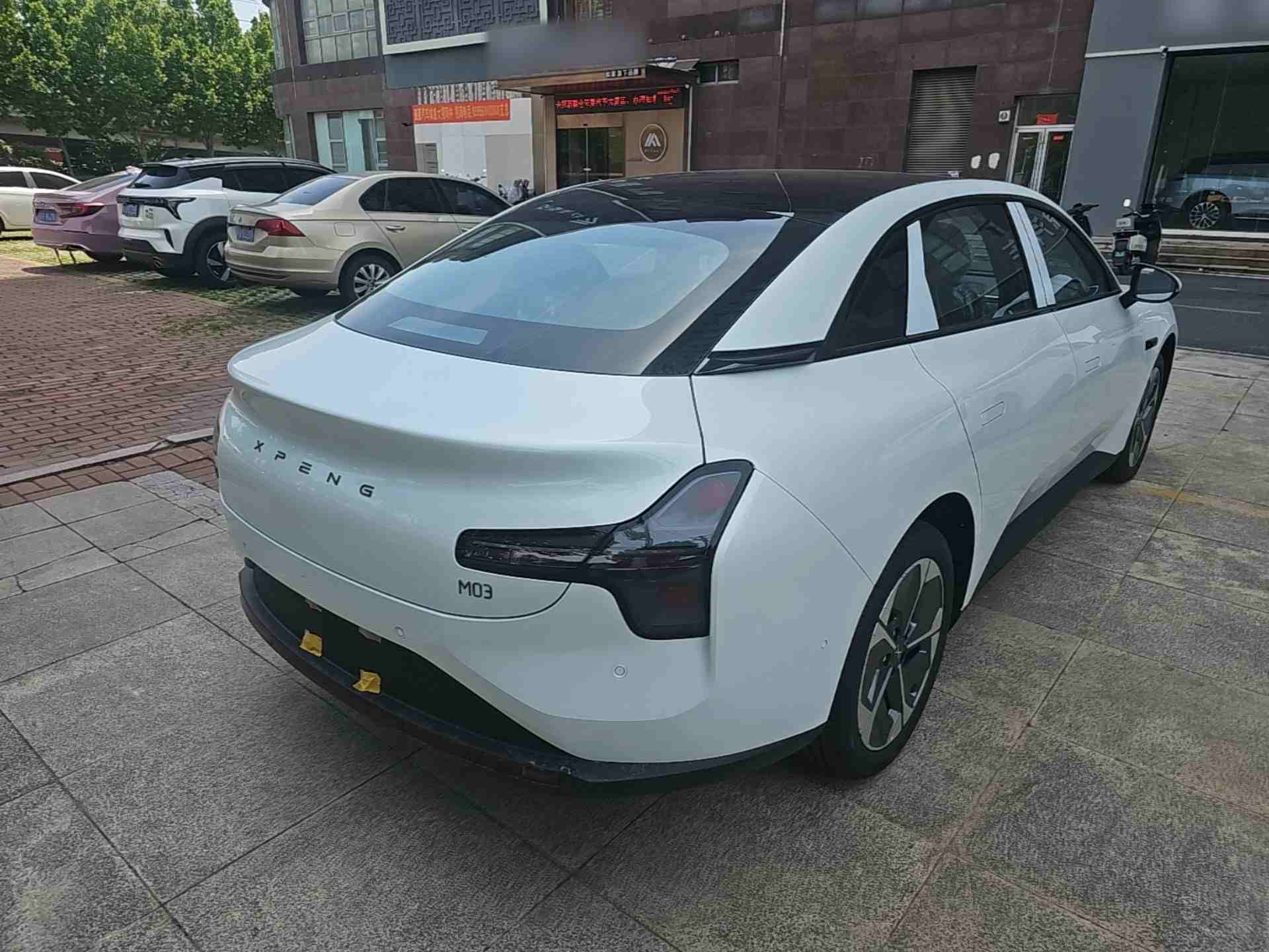 车辆右后45度外观展示