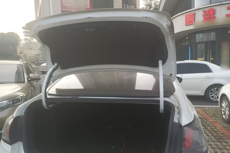 标致408 2019款 350THP 自动豪华版 国V机舱底盘23