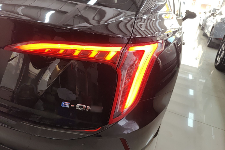 红旗E-QM5 2022款 431km 充电乐享版车身外观9