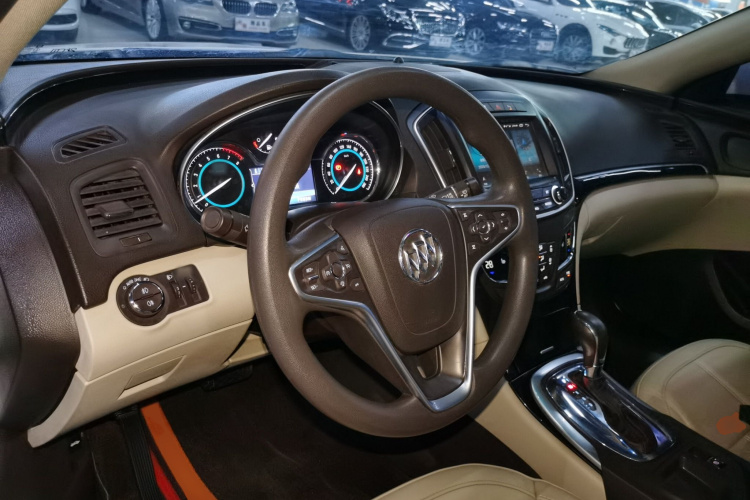 别克 君威 2015款 2.0L 精英时尚型中控内饰12