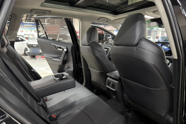 丰田 威兰达 2023款 双擎 2.5L E-CVT两驱豪华PLUS版中控内饰7003