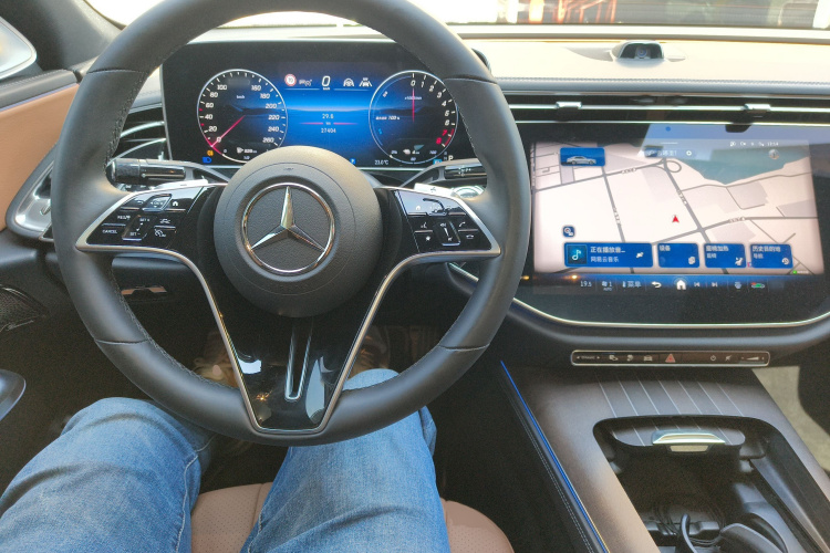 奔驰E级新能源 2024款 E 350 e L 插电式混合动力轿车中控内饰12