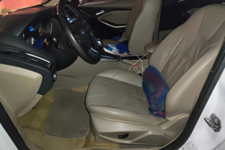 福特 福克斯 2015款 三厢 EcoBoost 180 自动旗舰型局部细节19