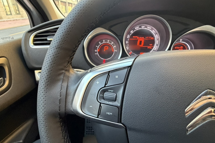 雪铁龙C4L 2015款 1.6T 自动尊贵版中控内饰7011