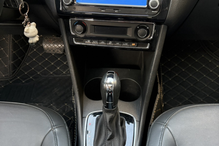 大众 Polo 2014款 1.6L 自动豪华版中控内饰7012