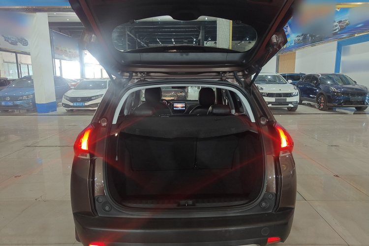 标致2008 2014款 1.6L 手动潮流版机舱底盘23