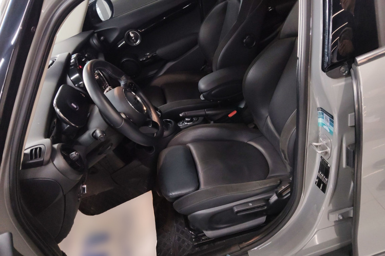 MINI 2022款 1.5T COOPER 艺术家 五门版中控内饰19