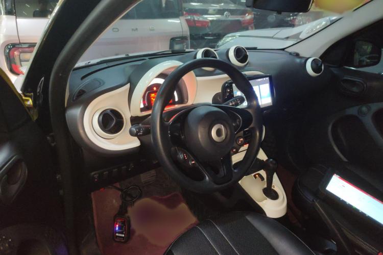 smart forfour 2016款 1.0L 52千瓦灵动版中控内饰7002
