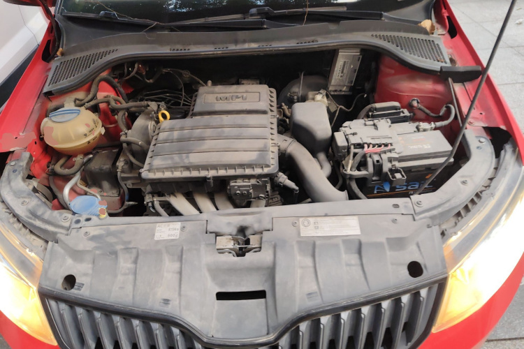 斯柯达 晶锐 2015款 1.6L 自动运动版机舱底盘24