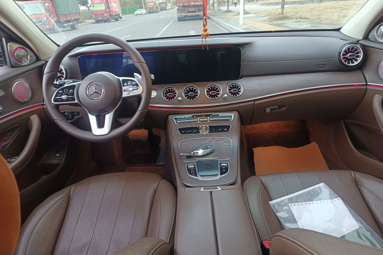 奔驰E级 2016款 E 300 L 时尚型中控内饰12