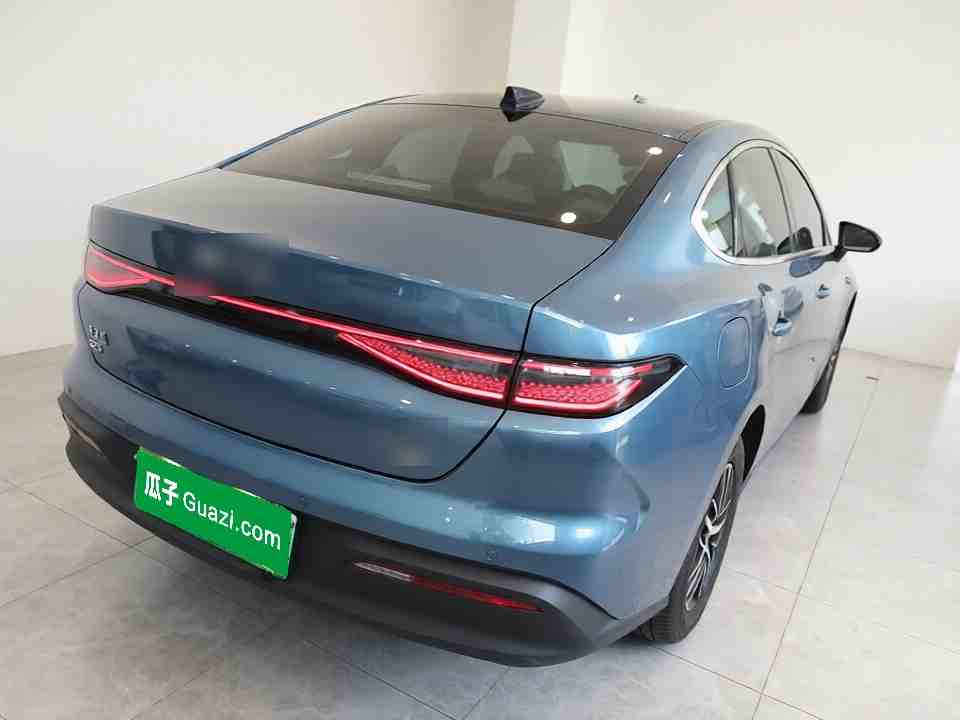 车辆右后45度外观展示