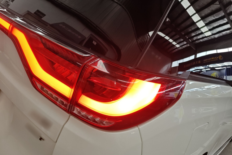 广汽传祺 传祺M8 2021款 领秀系列 390T 尊贵版车身外观9