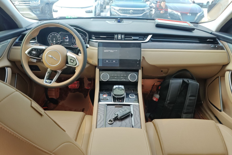 捷豹XFL 2024款 2.0T P250 两驱尊享豪华版中控内饰12