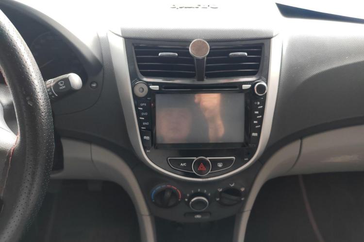 现代 瑞纳 2014款 1.4L 手动智能型GLS中控内饰7003