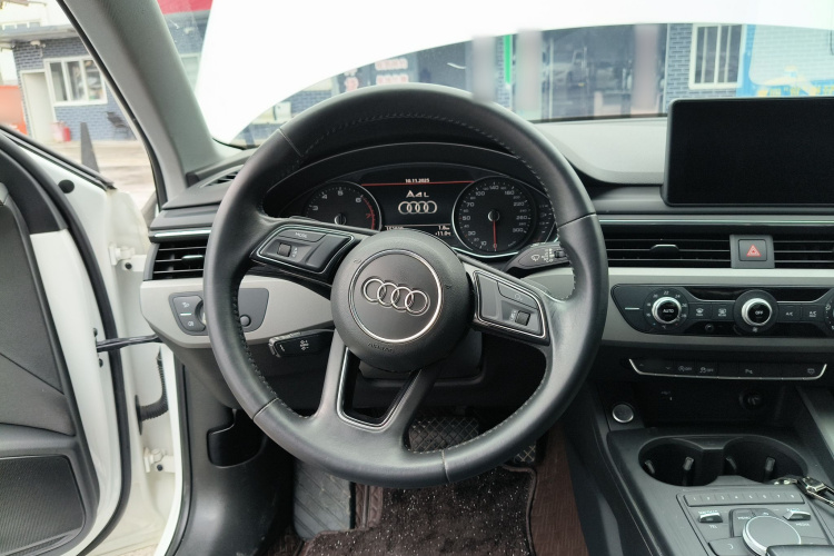 奥迪A4L 2018款 30周年年型 40 TFSI 进取型中控内饰13