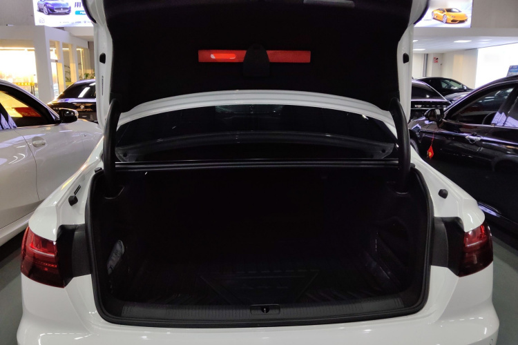 奥迪A4L 2022款 45 TFSI quattro 臻选动感型机舱底盘23