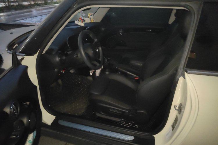 MINI 2022款 改款 1.5T COOPER 艺术家中控内饰19