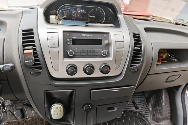 上汽大通MAXUS 新途V80 2017款 2.5T 5挡手动傲运通国IV短轴超低顶5/6/10座局部细节16